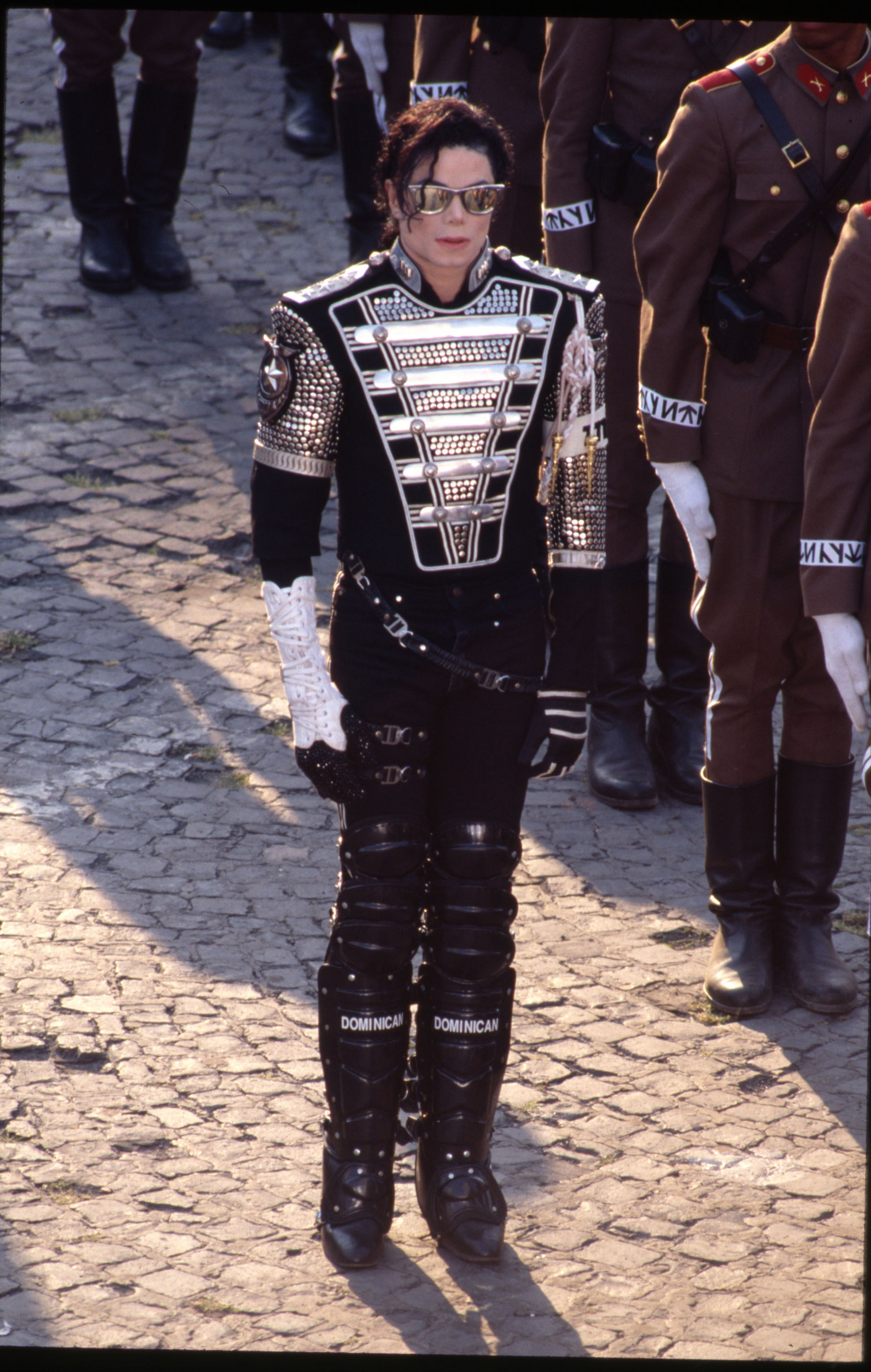 History-World-Tour-applehead-mj-28983555-1625-2560